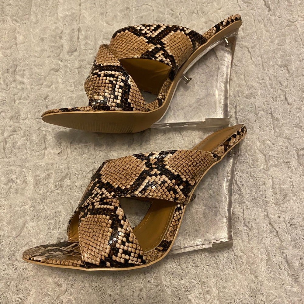 Snake print wedges/heels💖